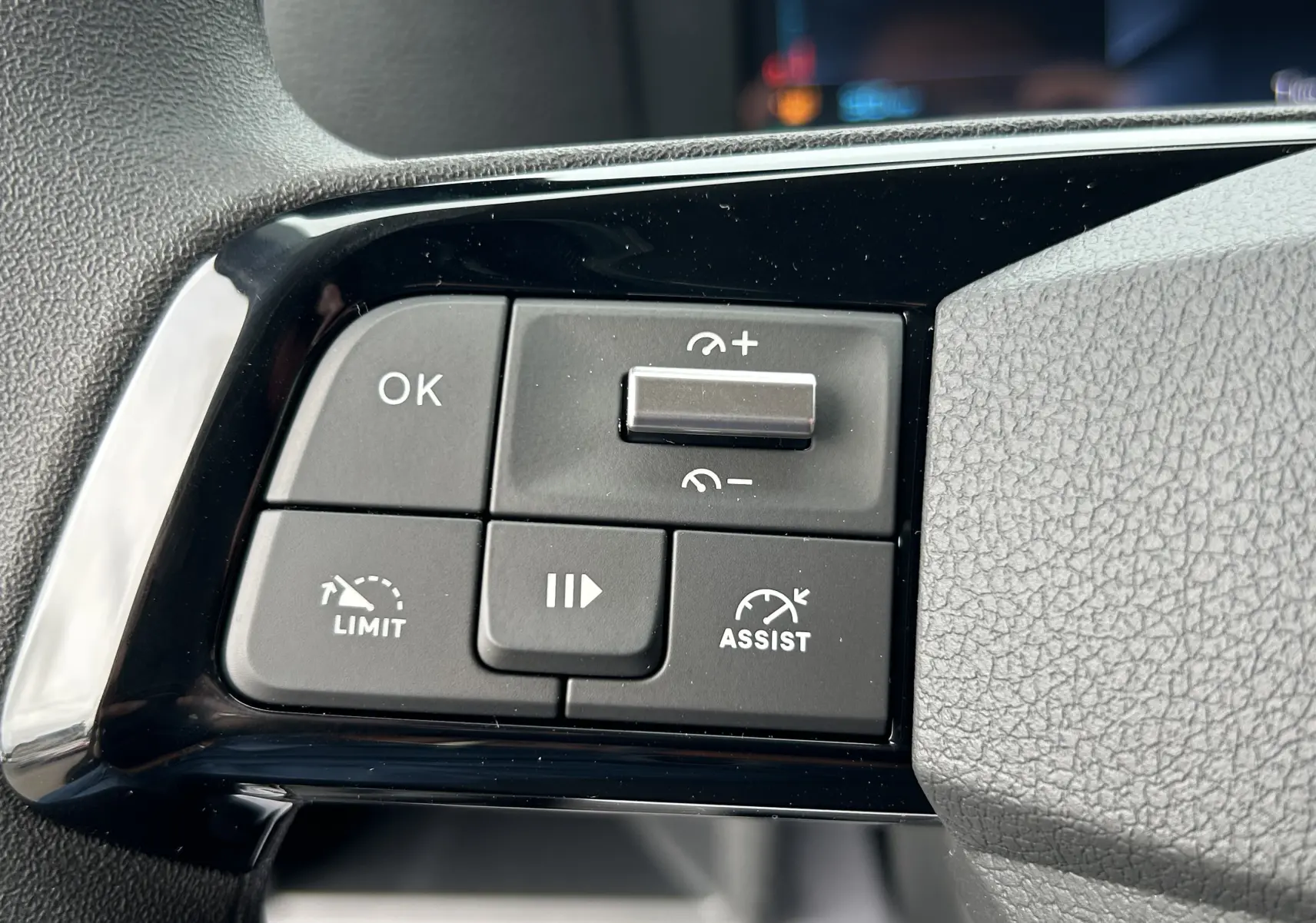 Gros plan sur les commandes de régulateur de vitesse au volant du Citroën Jumpy gris titane, finition 2025.