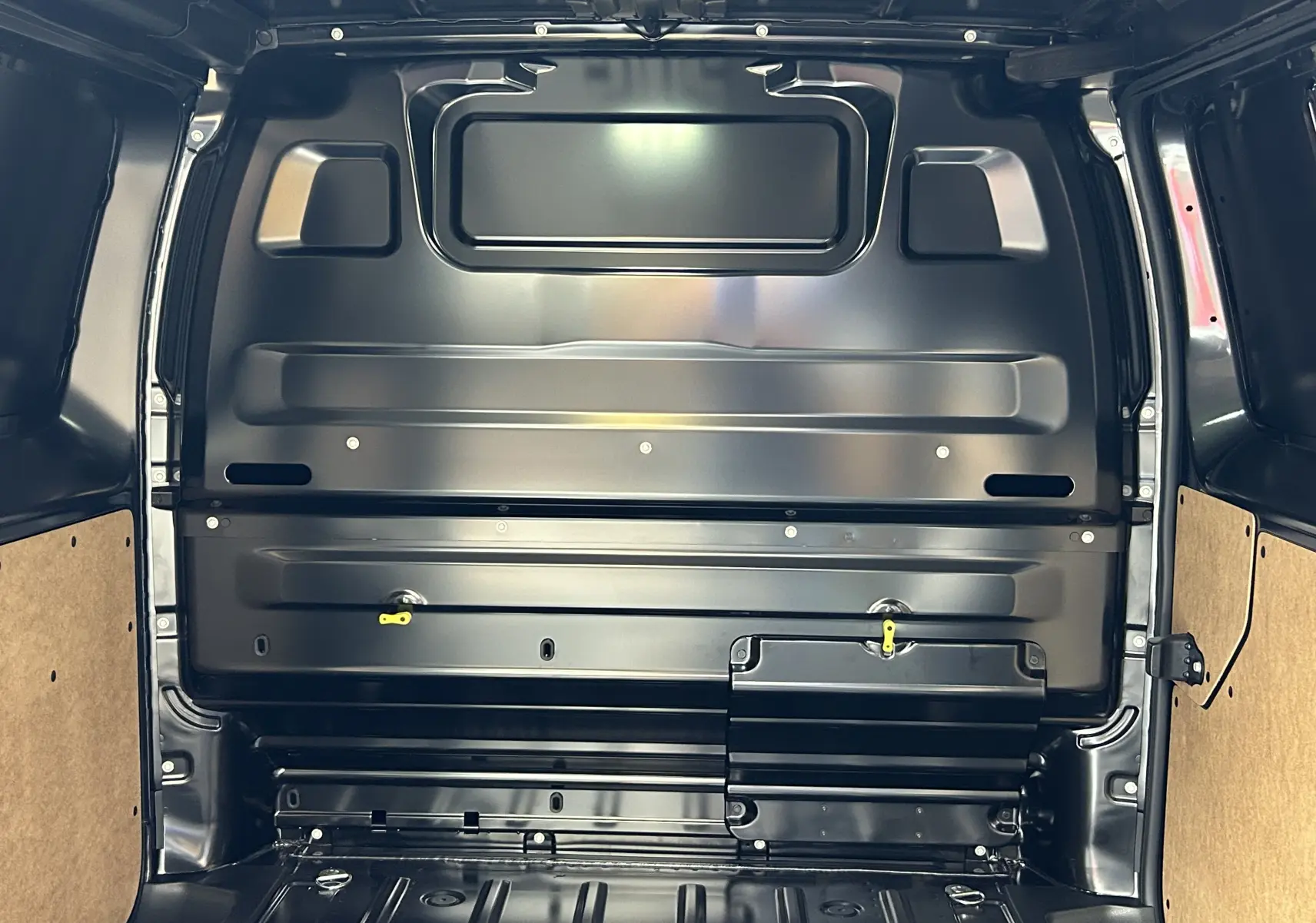 Vue intérieure arrière du Citroën Jumpy gris titane 2025, montrant la cloison métallique et le plancher utilitaire.