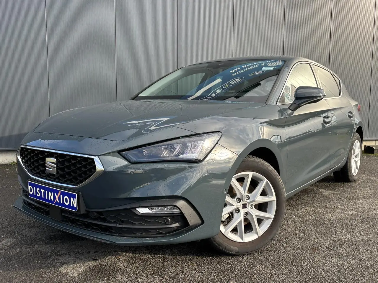 Vue 3/4 avant droite d'une SEAT Leon 2.0 TDI 115 Style bleu Fjord avec jantes alliage 16 pouces et phares LED.