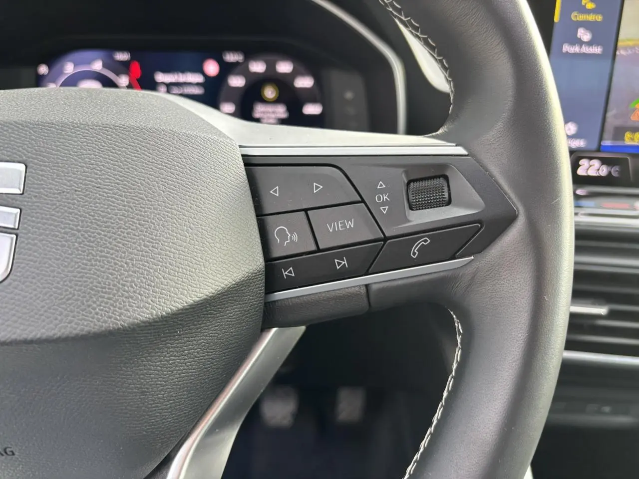 Gros plan sur le volant cuir multifonction côté droit du SEAT Leon 2.0 TDI 115 Style avec commandes intégrées.