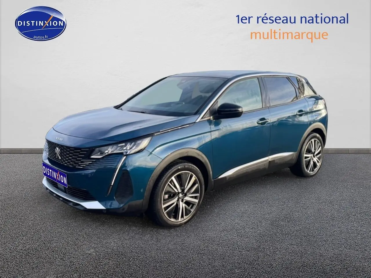 Peugeot 3008 bleu en vue 3/4 avant droit, avec calandre chromée et jantes alliage visibles.