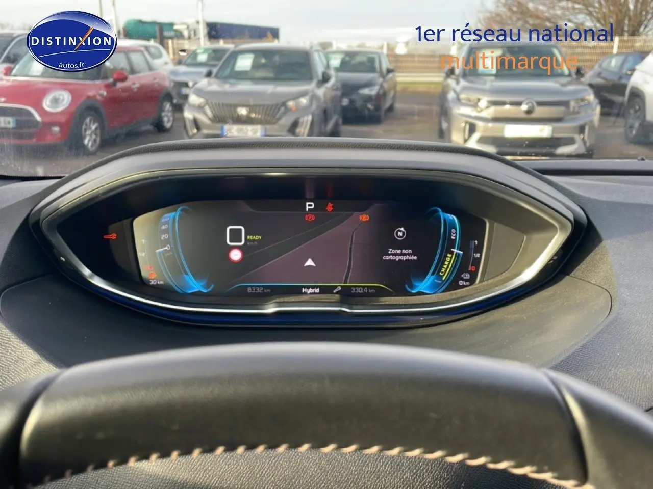 Vue intérieure du tableau de bord numérique du Peugeot 3008 hybride, avec affichage de navigation et compteurs lumineux.