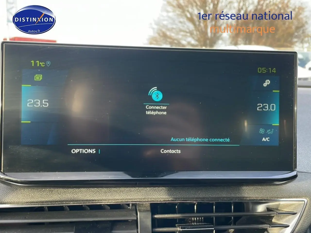 Écran tactile central du Peugeot 3008 2024 affichant la connexion Bluetooth, vu de face en intérieur.