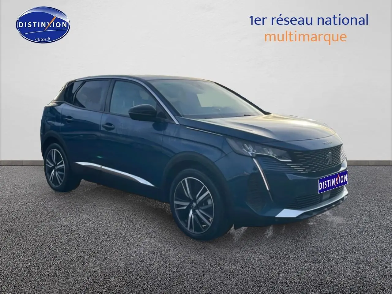 Peugeot 3008 bleu en 3/4 avant droit, avec calandre noire et jantes alliage distinctives.