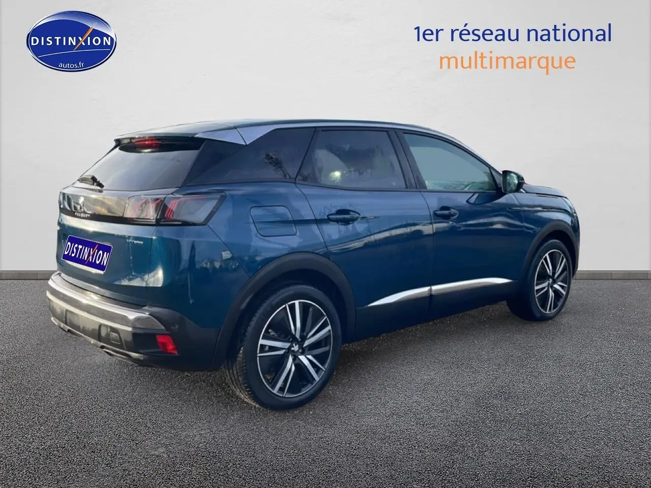 Vue 3/4 arrière droite d'un Peugeot 3008 bleu 2024 avec jantes alliage et feux arrière LED distinctifs.