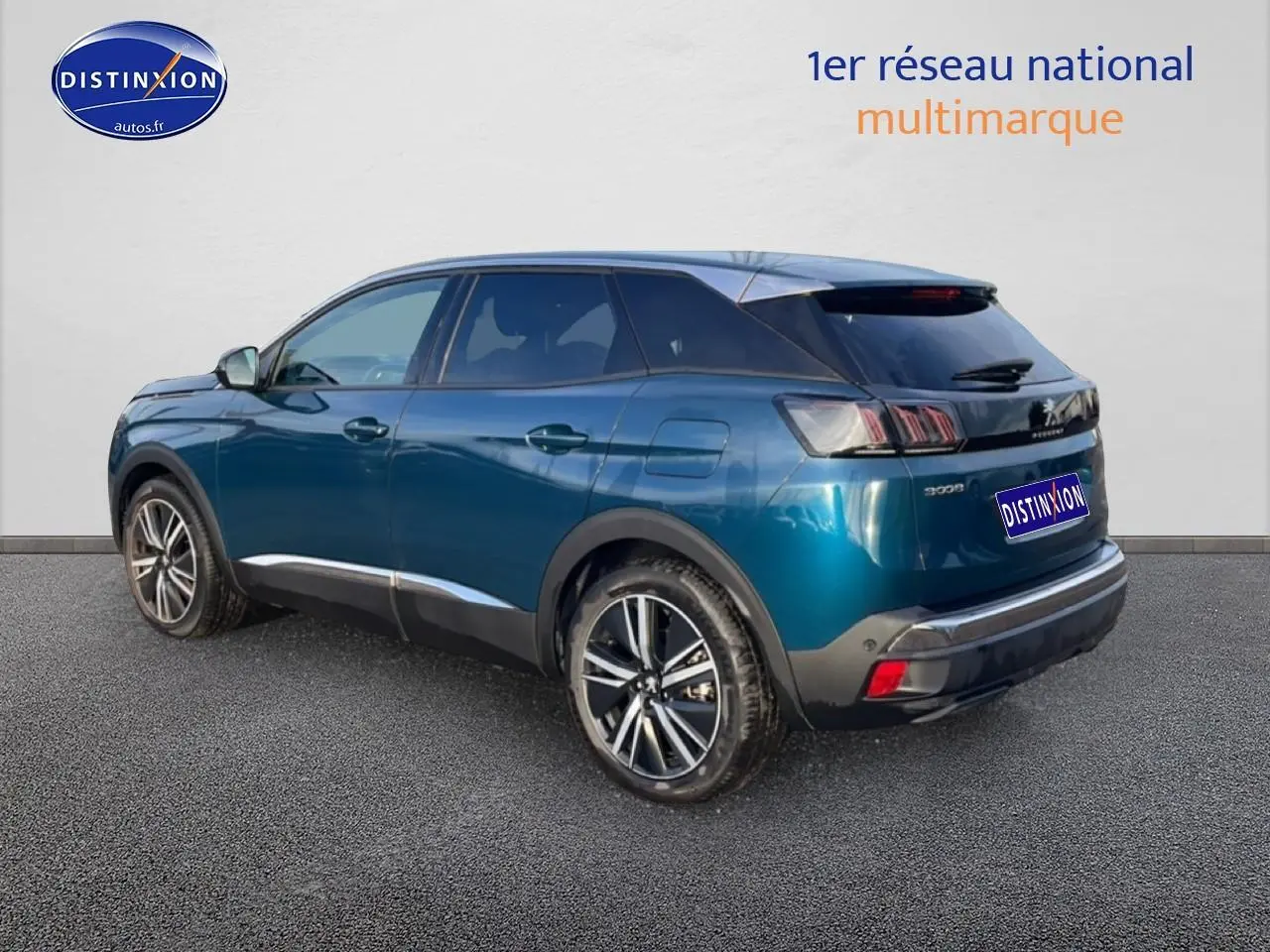 Vue 3/4 arrière droite d’un Peugeot 3008 bleu 2024 avec jantes alliage et feux arrière LED distinctifs.