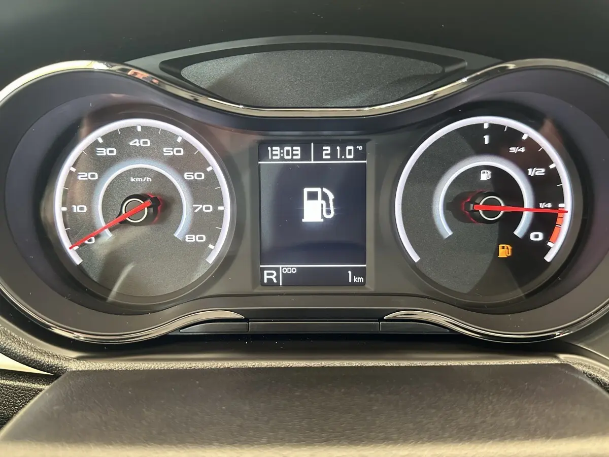 Tableau de bord de l'AIXAM AMBITION 0.5 CROSSOVER PREMIUM 2026, affichage digital et compteurs analogiques noirs.