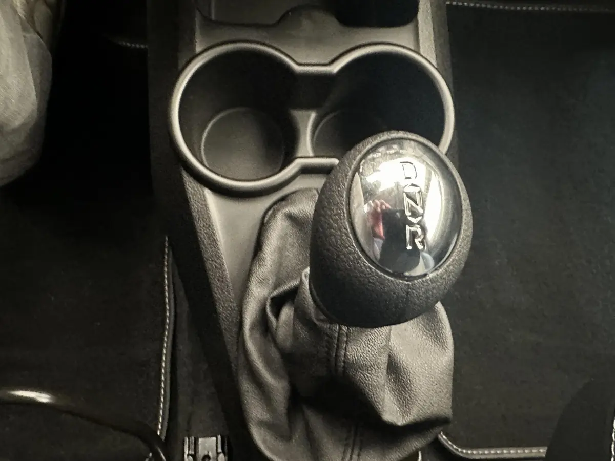 Le levier de vitesses automatique noir de l'AIXAM AMBITION 0.5 CROSSOVER PREMIUM 2026, vue intérieure centrée.