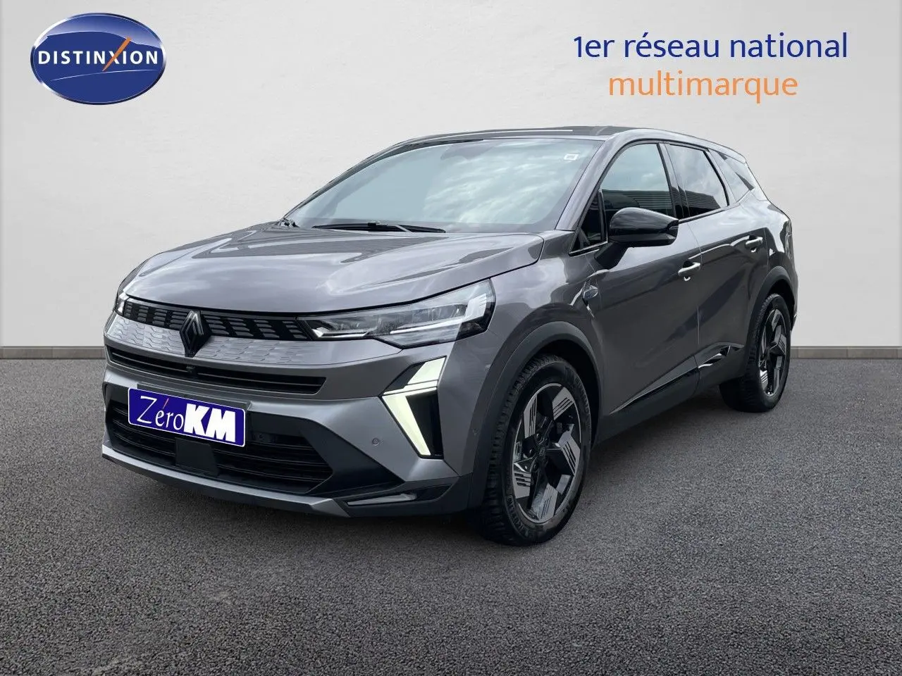 Renault Symbioz gris cassiopée métal en 3/4 avant droit, SUV hybride au design moderne et feux LED distinctifs.