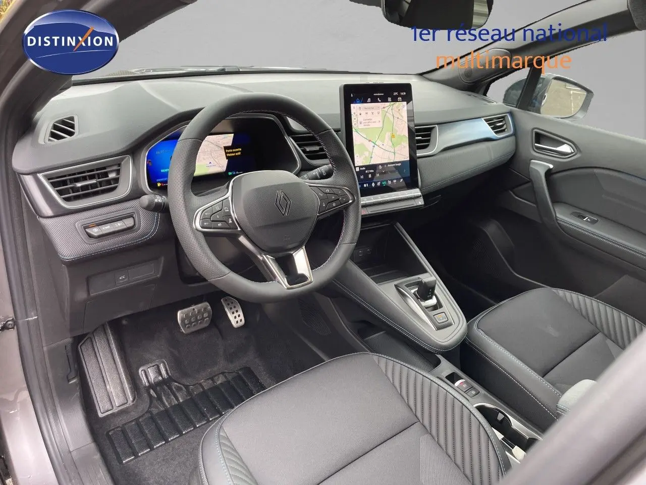 Vue intérieure côté conducteur du Renault Symbioz gris cassiopée, avec tableau de bord digital et écran tactile vertical.