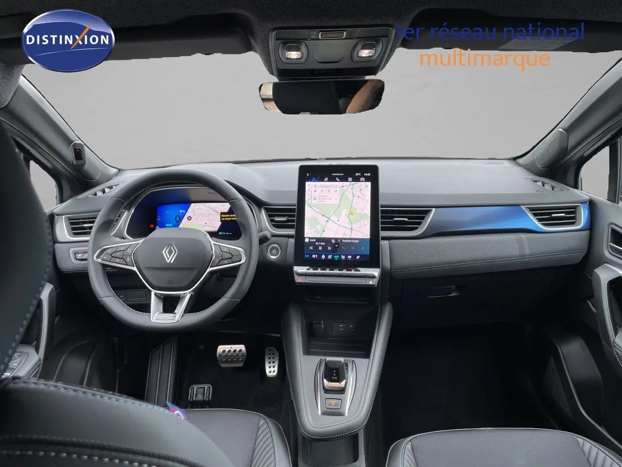 Vue intérieure avant du Renault Symbioz gris Cassiopée métal, tableau de bord moderne avec écran tactile vertical et volant multifonction.