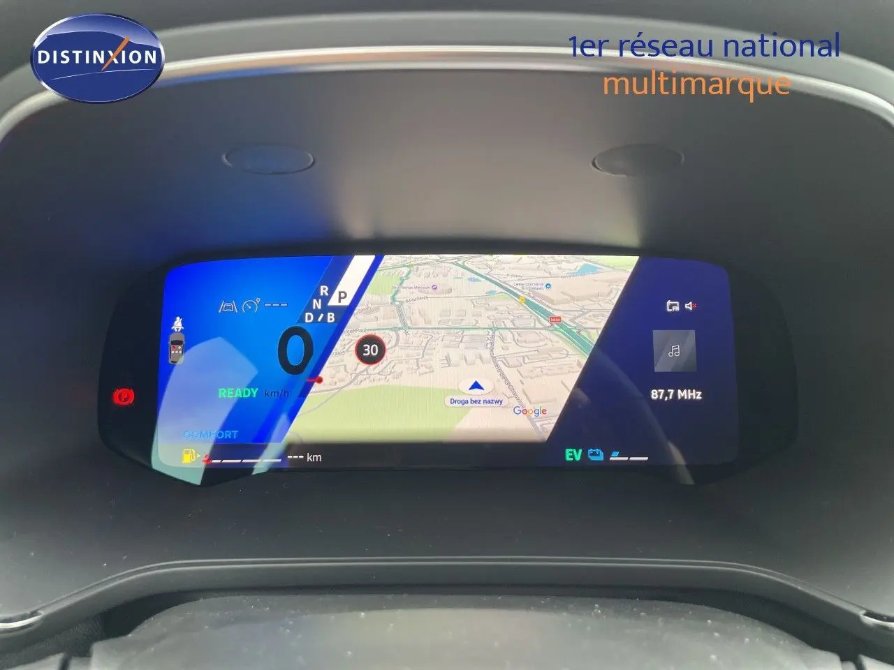 Tableau de bord numérique de Renault Symbioz gris cassiopée, affichant la navigation et la vitesse à 0 km/h.