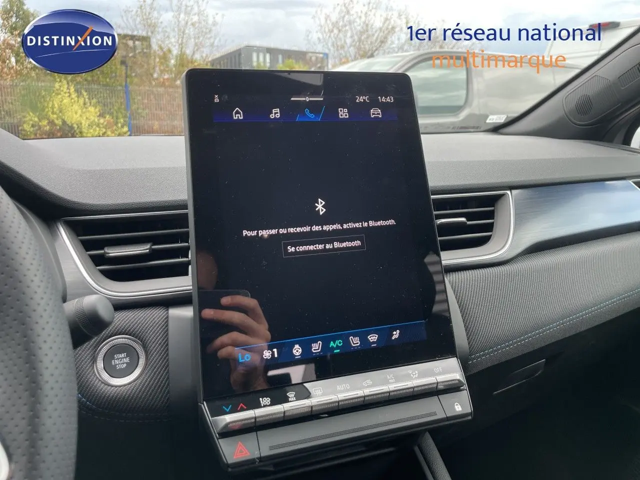 Vue intérieure du tableau de bord du Renault Symbioz 2026, avec écran tactile vertical et finition grise élégante.