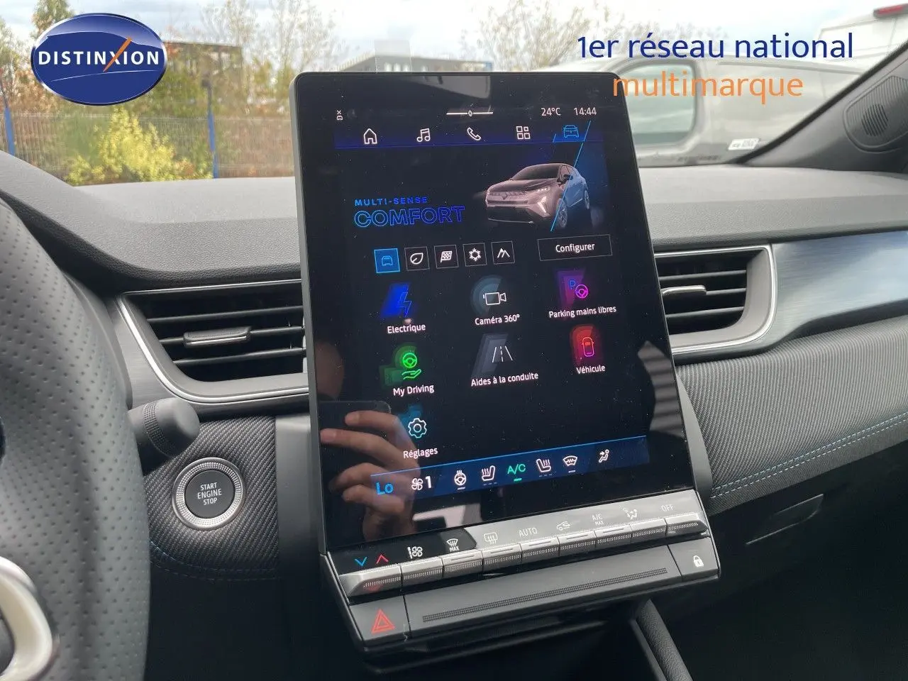 Vue intérieure centrée sur l'écran tactile vertical du tableau de bord de la Renault Symbioz gris cassiopée, avec détails des commandes.