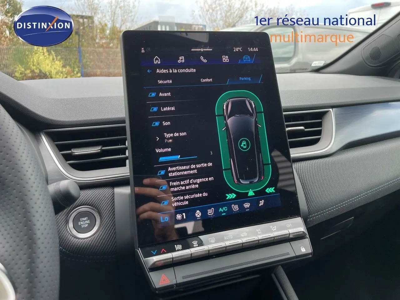 Vue intérieure centrée sur l'écran tactile du tableau de bord de la Renault Symbioz gris cassiopée, affichant l'aide au stationnement.