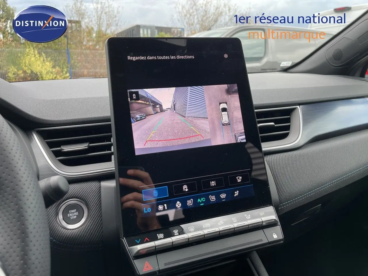 Vue intérieure du tableau de bord de la Renault Symbioz gris cassiopée, écran tactile affichant la caméra de recul.