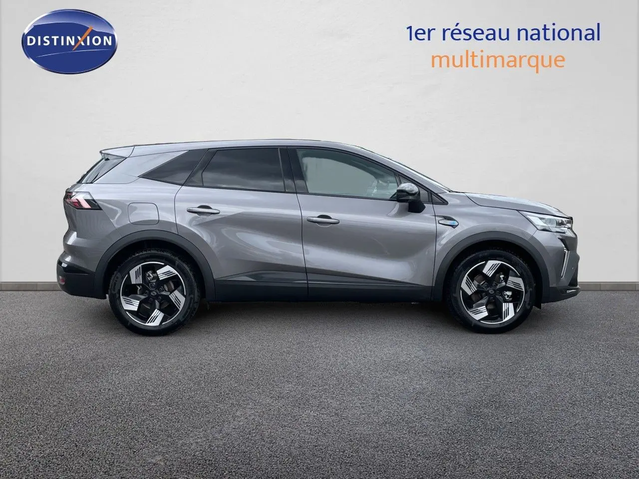Profil droit du Renault Symbioz gris cassiopée métal, SUV hybride 2026 avec jantes modernes et vitres teintées.