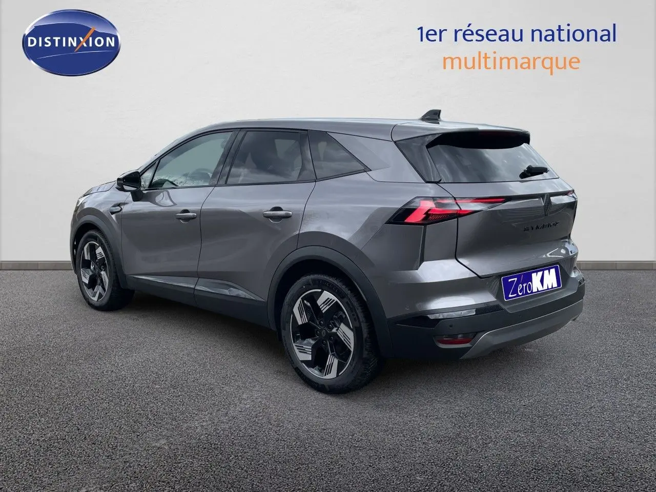 Vue 3/4 arrière droite du Renault Symbioz gris cassiopée métallisé avec feux arrière LED et jantes distinctives.