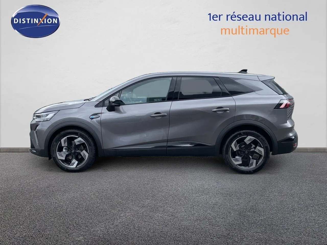 Profil gauche du Renault Symbioz gris cassiopée métallisé, SUV hybride avec jantes noires et détails modernes.
