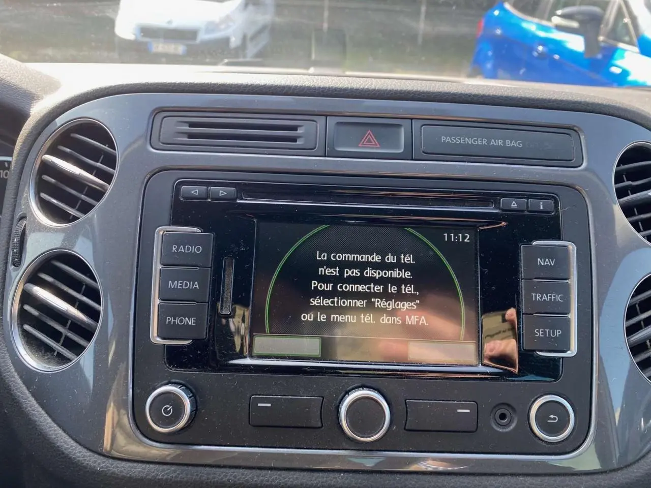 Vue rapprochée de la console centrale du Volkswagen Tiguan 2014 avec écran multifonction et commandes médias.