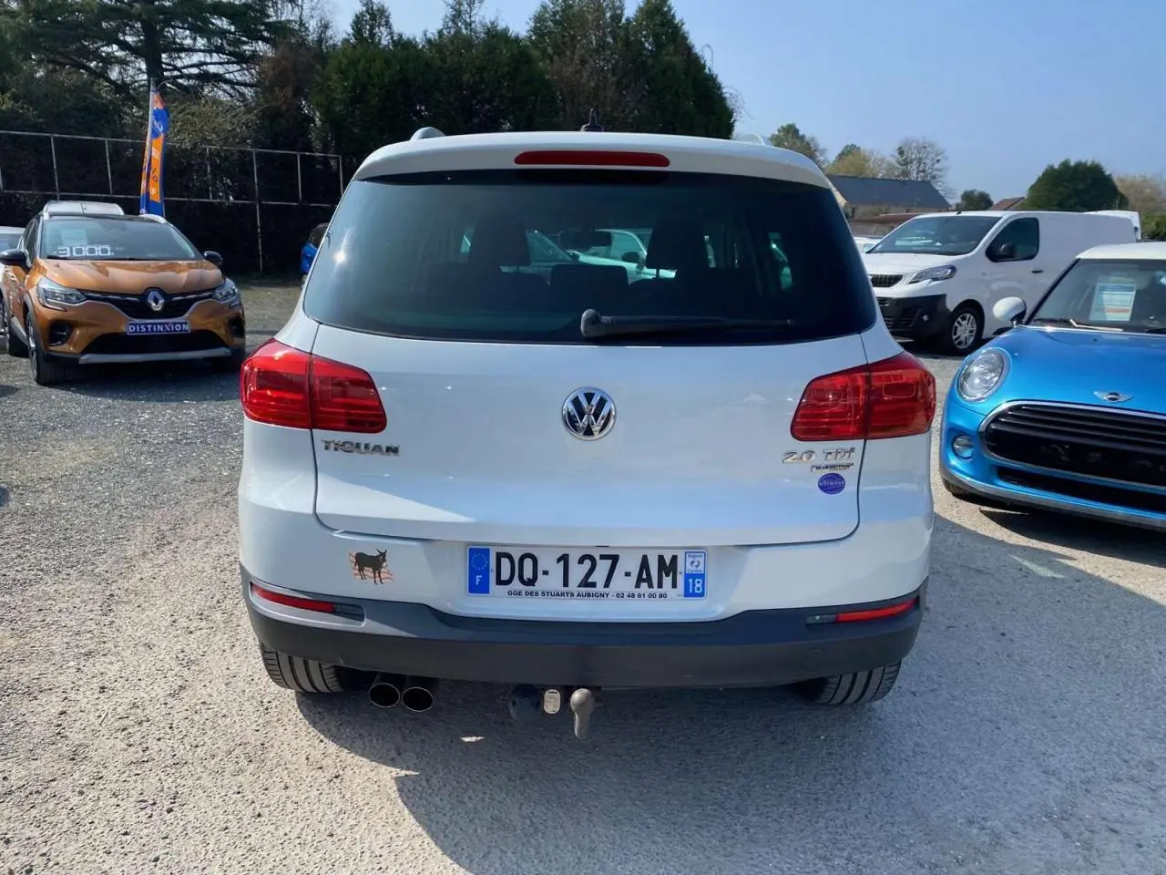 Vue arrière d'un Volkswagen Tiguan blanc de 2014 avec attelage et double sortie d'échappement visible.