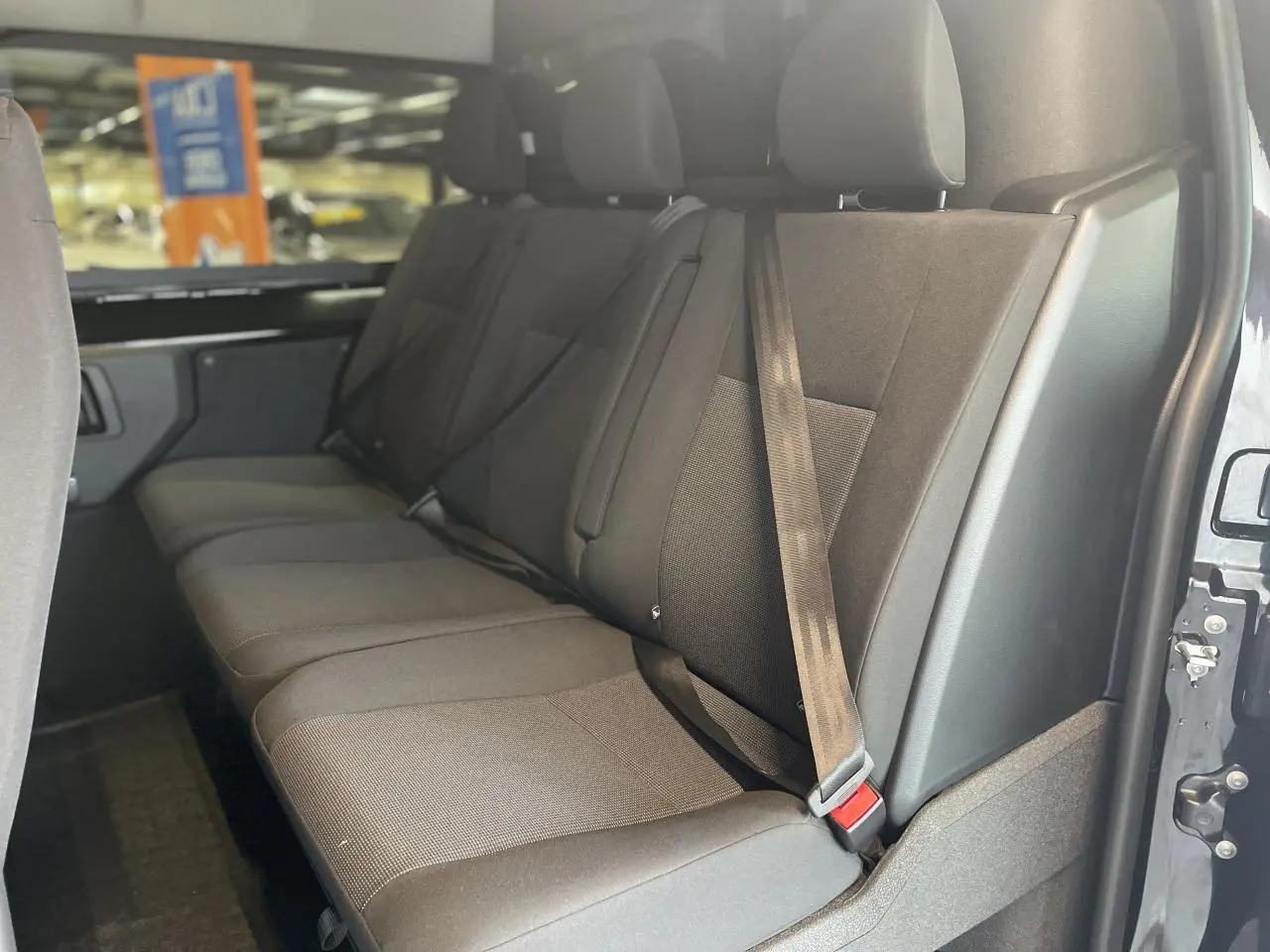 Banquette arrière trois places en tissu bi-ton noir/gris vue côté droit dans un Opel Vivaro noir carbone 2025.