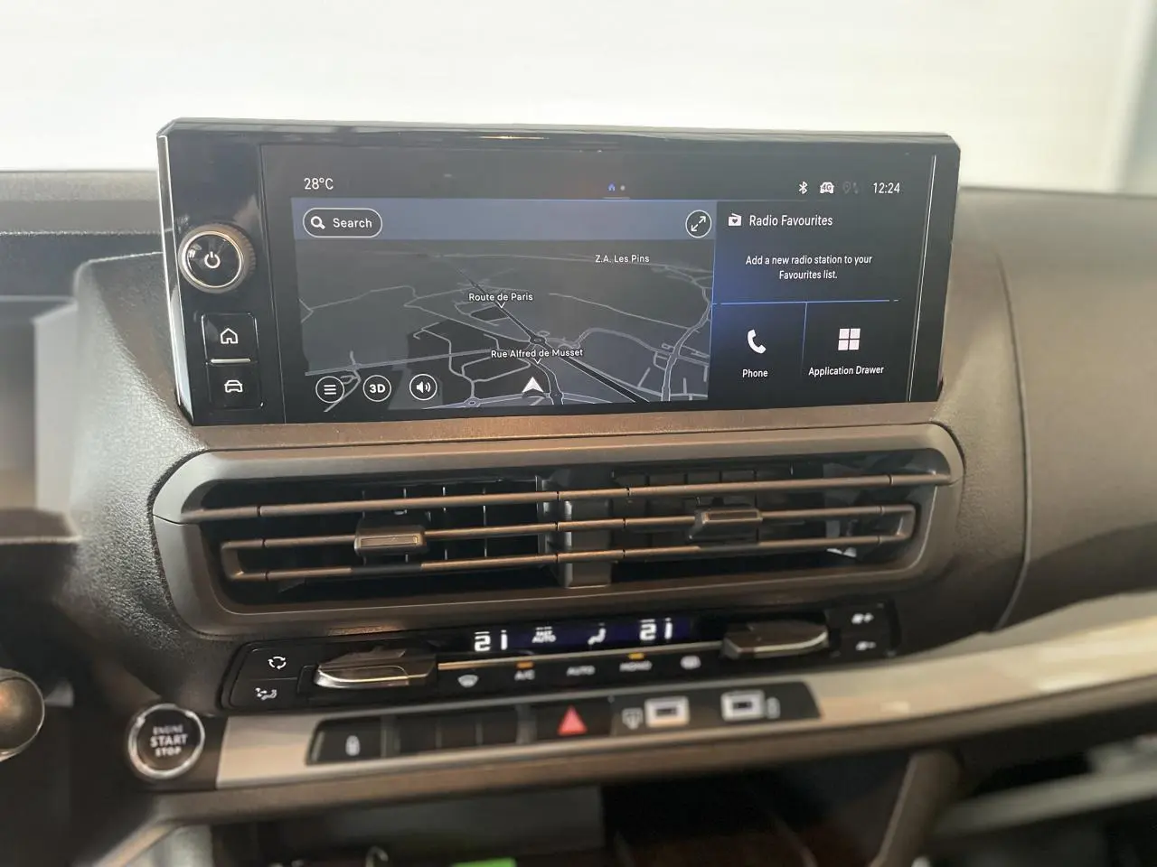 Tableau de bord du nouvel Opel Vivaro 2025 montrant l'écran tactile de navigation et les commandes de climatisation.