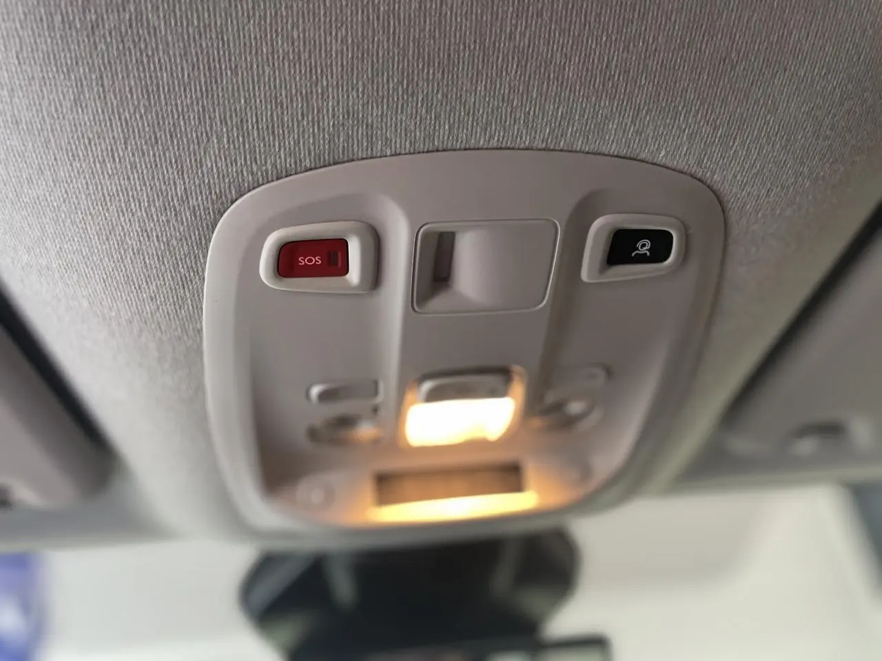 Plafonnier intérieur avec bouton SOS rouge et commande d'assistance dans l'habitacle d'un Opel Vivaro noir carbone 2025