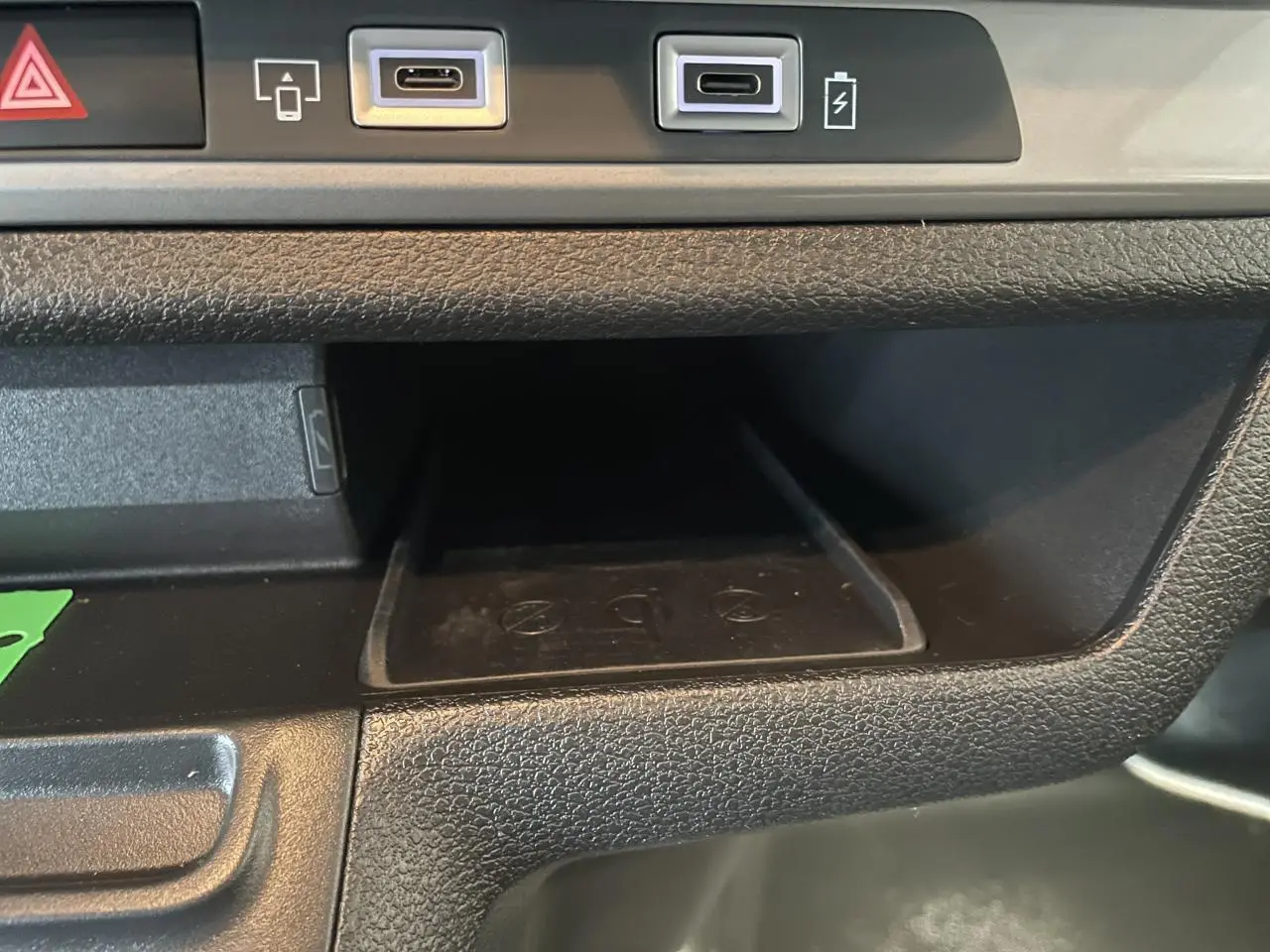 Détail du tableau de bord noir de l'Opel Vivaro 2025 montrant ports USB-C et bouton de signal d'alerte.