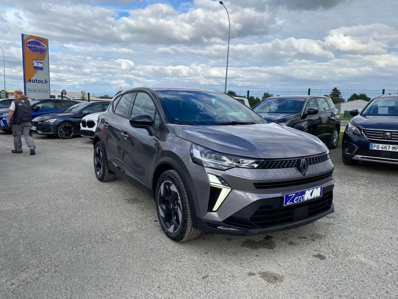 Renault Captur Techno gris Cassiopée avec toit noir, vue 3/4 avant droit, jantes noires distinctives.
