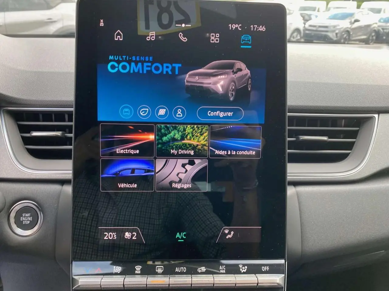 Écran tactile central du tableau de bord du Renault Captur 2025 affichant le mode de conduite Comfort.