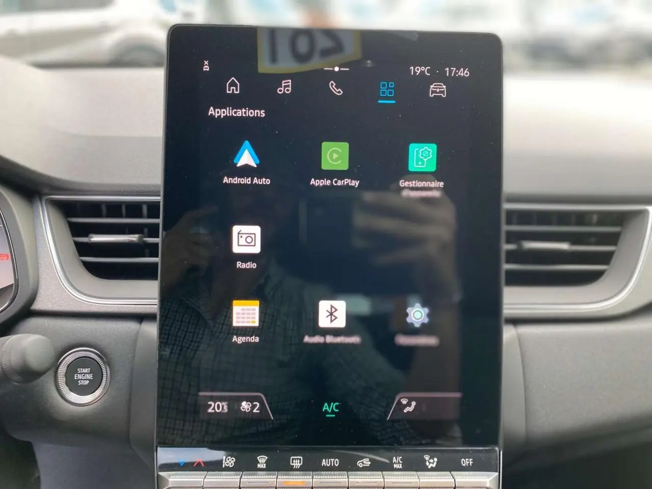 Écran tactile central du Renault Captur 2025 affichant Android Auto et Apple CarPlay, intérieur gris.