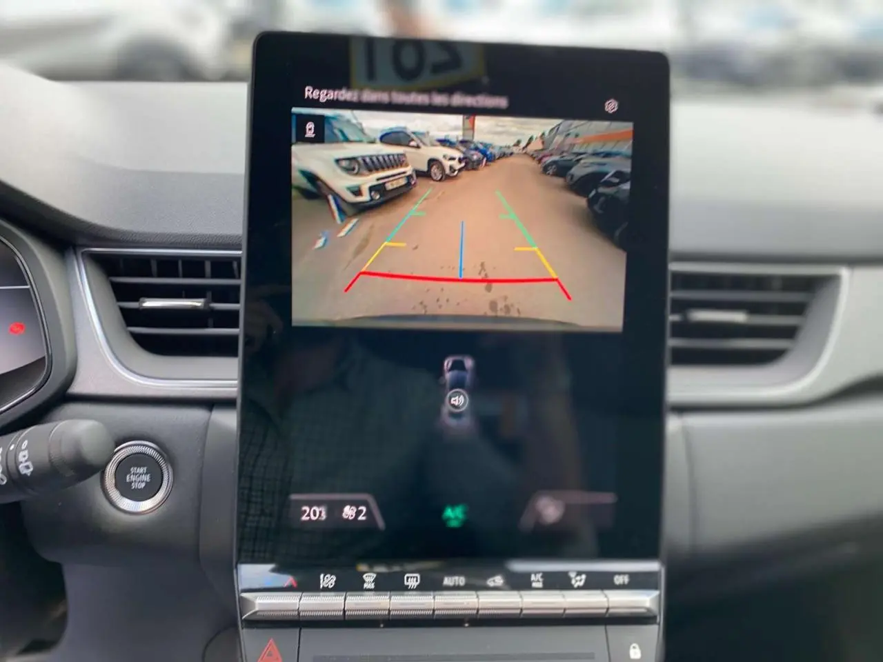 Écran central affichant la caméra de recul du Renault Captur Techno 2025, intérieur avec tableau de bord gris.