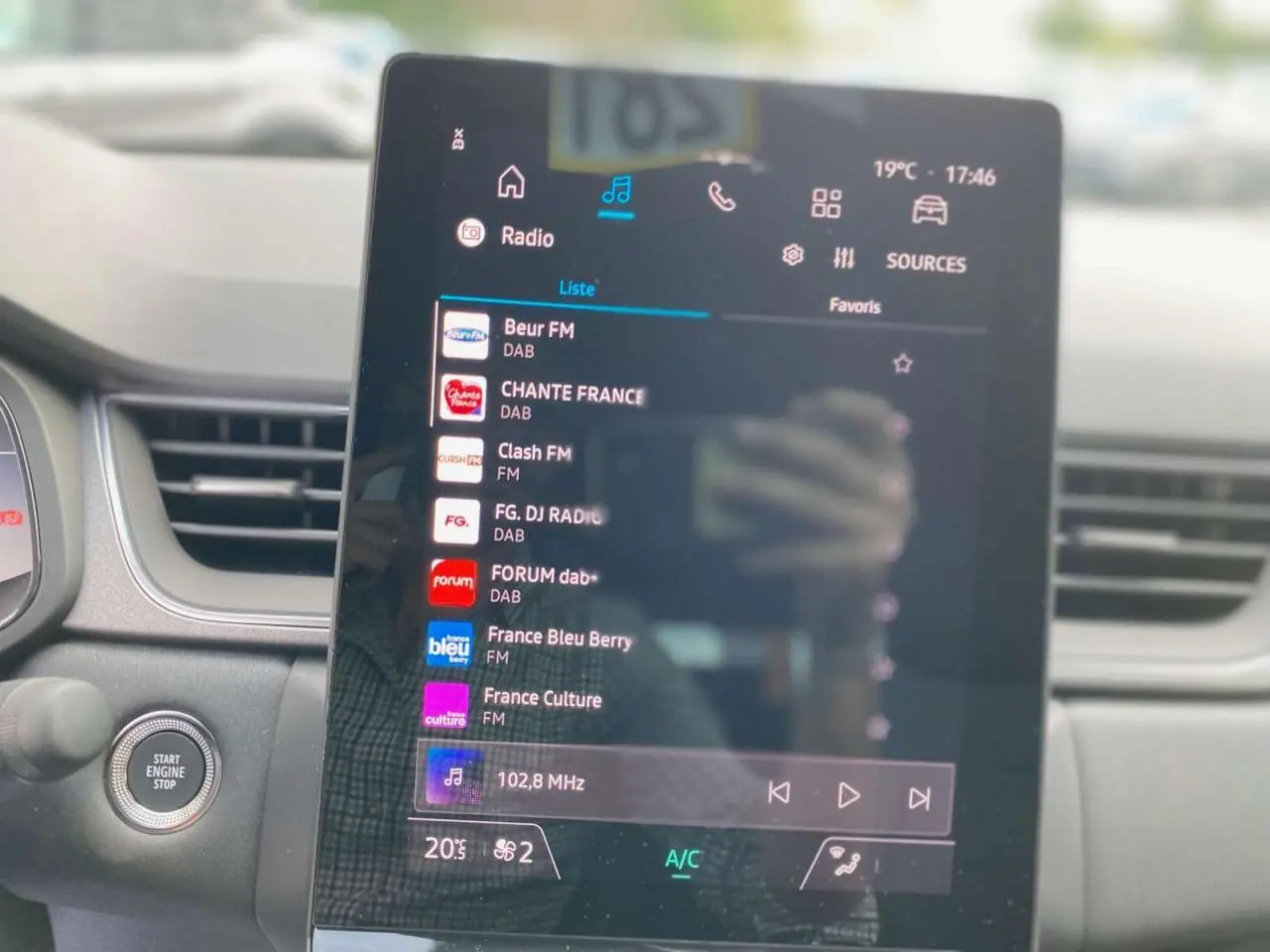 Vue intérieure centrée sur l'écran tactile multimédia du Renault Captur 2025, affichant les stations radio.
