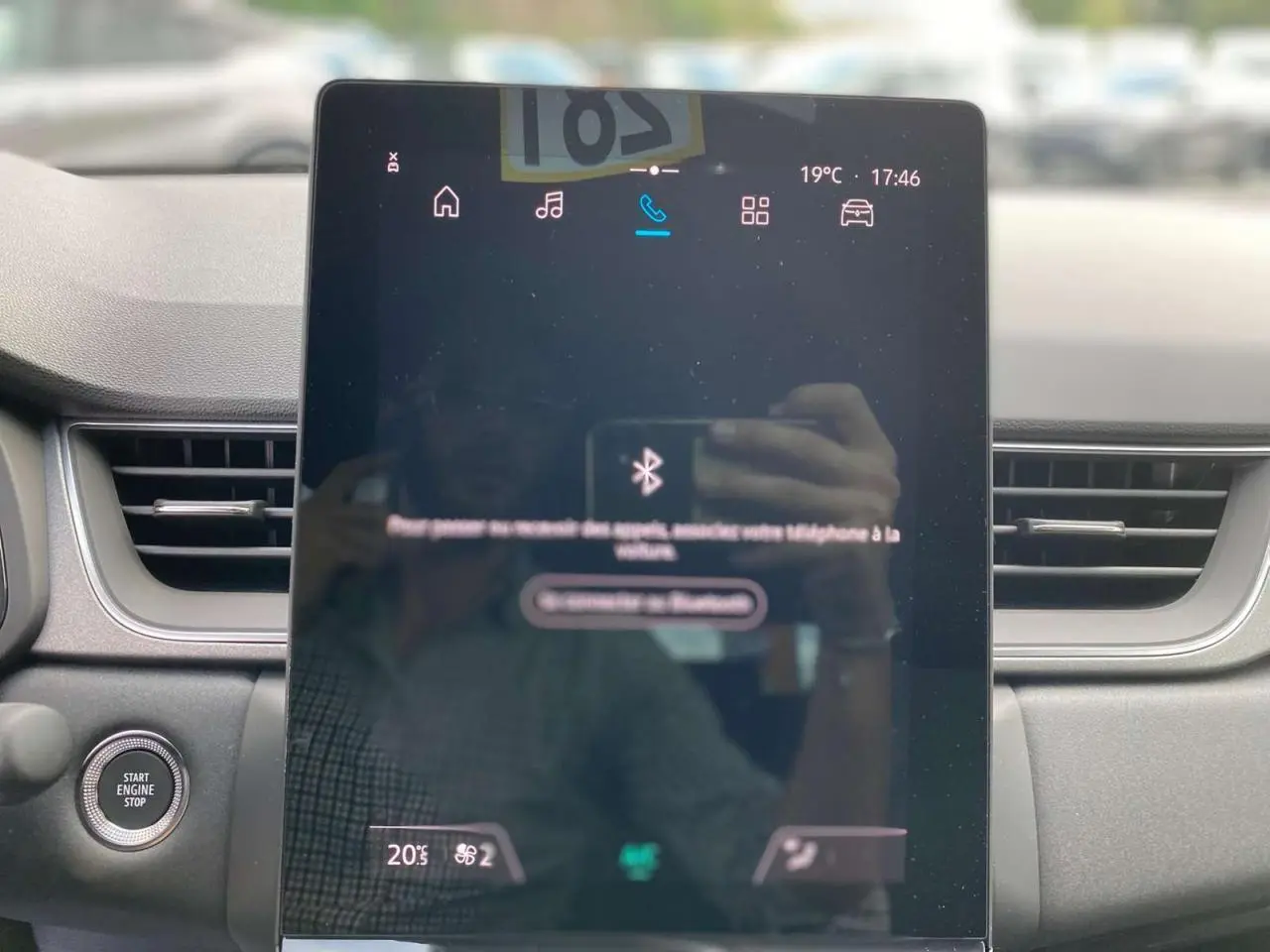 Écran tactile central allumé du tableau de bord du Renault Captur Techno 2025, vue intérieure frontale.