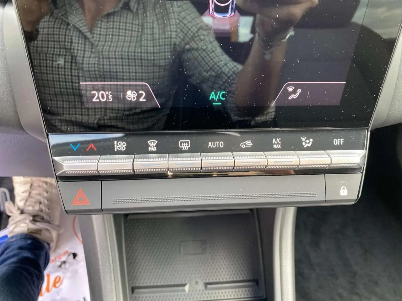 Console centrale avec commandes de climatisation tactile et boutons physiques du Renault Captur Techno 2025, intérieur noir.