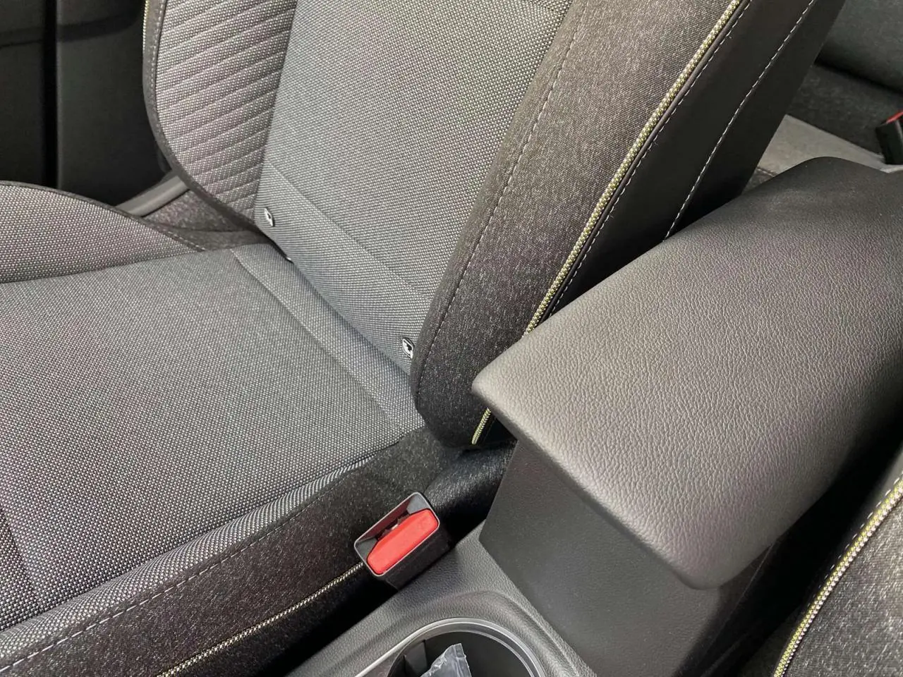 Gros plan sur la console centrale et siège avant gris du Renault Captur Techno 2025 avec surpiqûres contrastées.