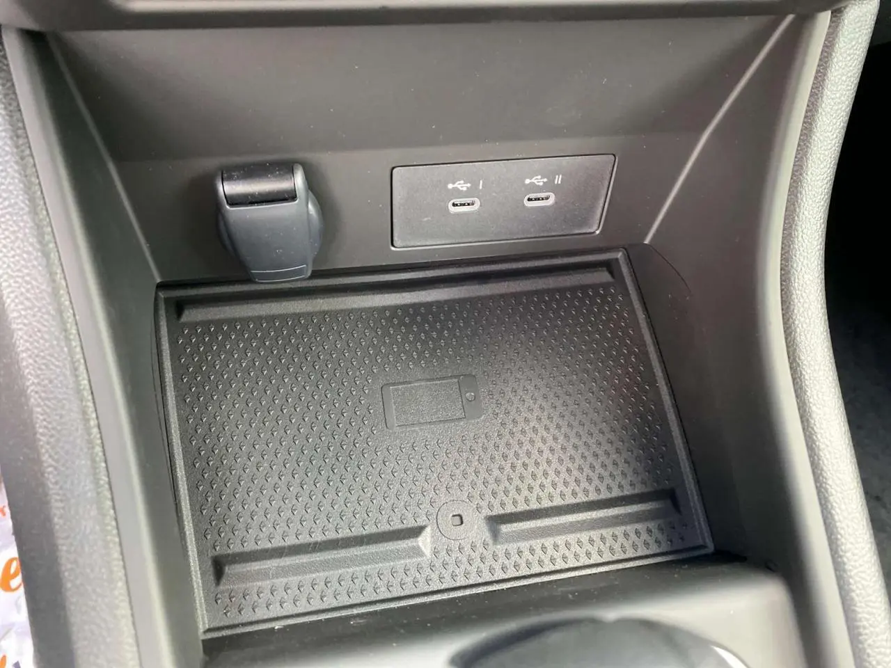 Espace de rangement avec chargeur sans fil et ports USB dans le Renault Captur Techno 2025, intérieur noir.