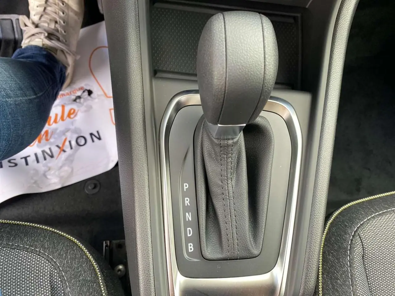 Le levier de vitesse automatique noir du Renault Captur Techno 2025 vu de dessus, avec coutures apparentes.