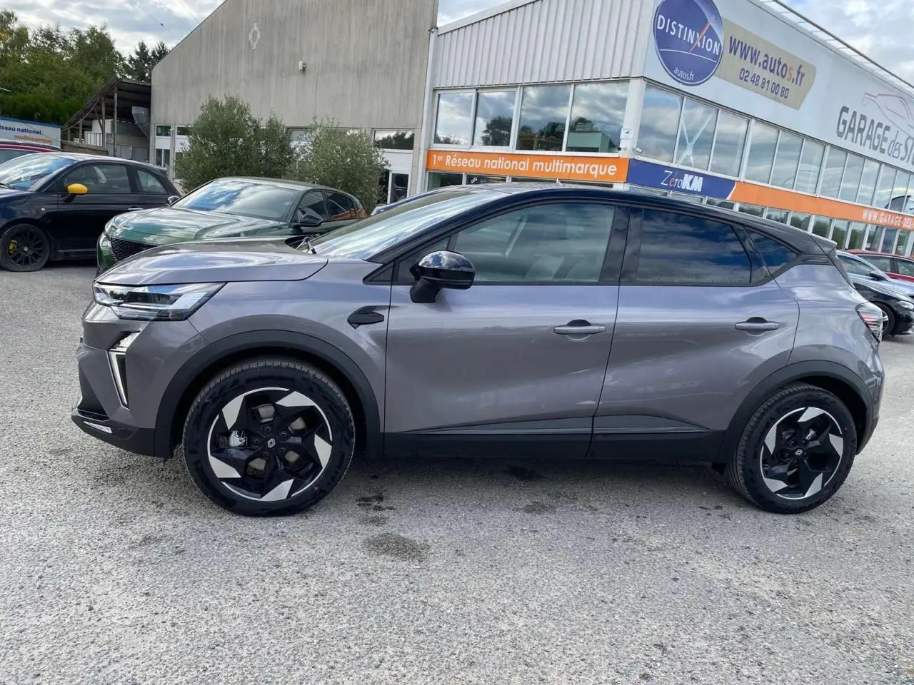 Profil côté gauche du Renault Captur 2025 gris Cassiopée avec toit noir et jantes aluminium 18 pouces Black Hole.