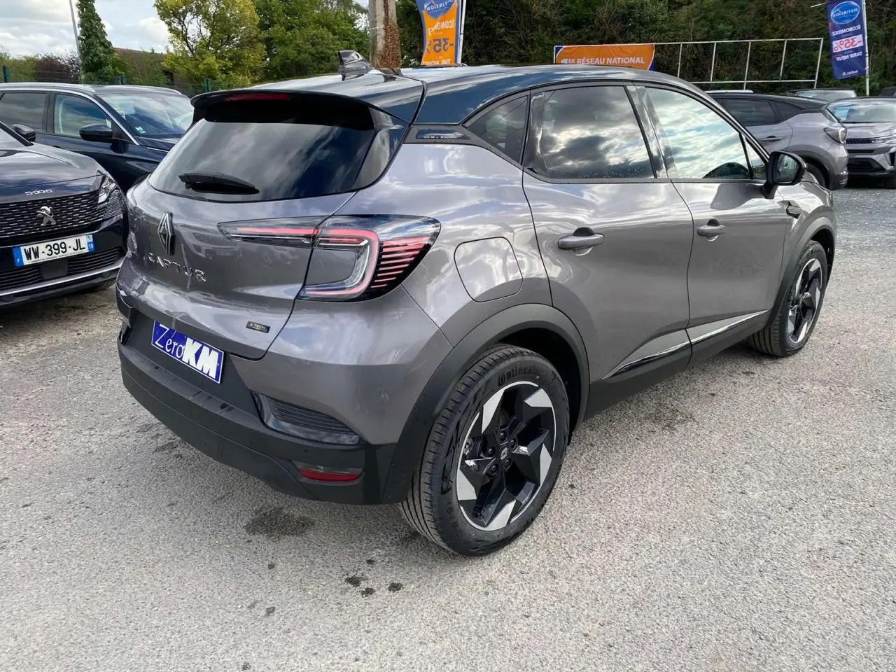 Vue 3/4 arrière droite du Renault Captur gris Cassiopée avec toit noir et jantes aluminium 18 pouces Black Hole.