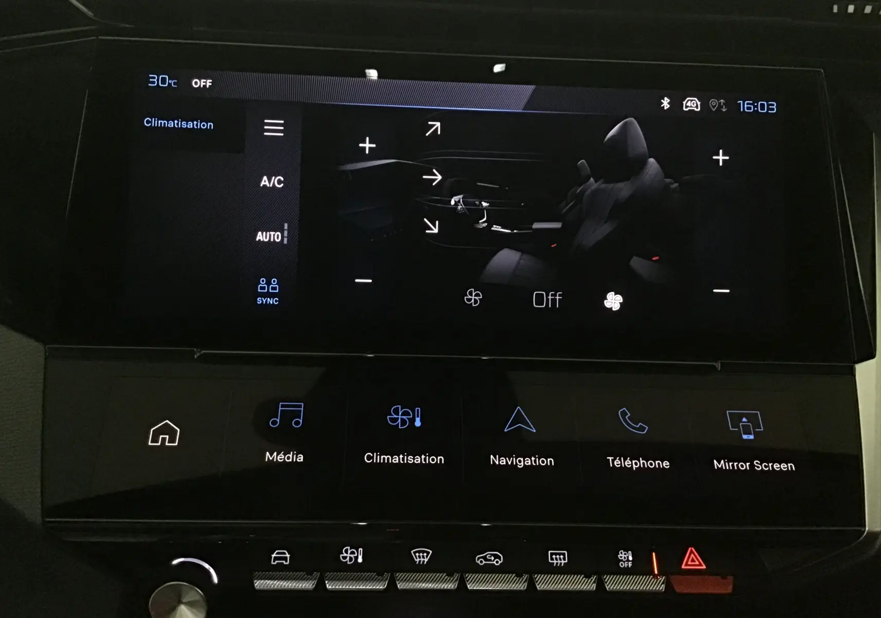 Écran tactile central de la Peugeot 308 2025 montrant les commandes de climatisation et navigation en intérieur.