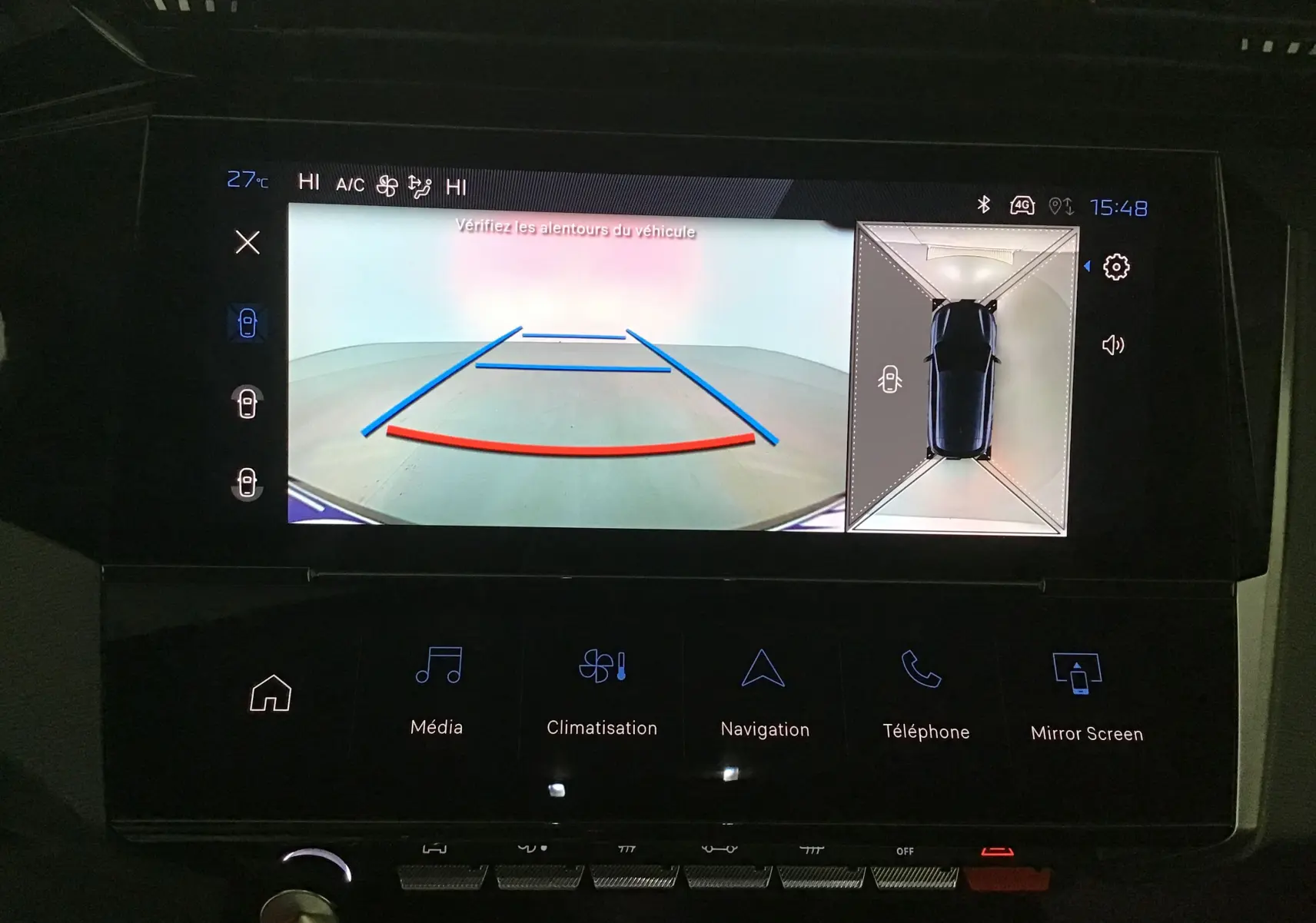 Écran tactile intérieur montrant la caméra de recul et la vue 360° du Peugeot 308 gris Sellenium, tableau de bord moderne.