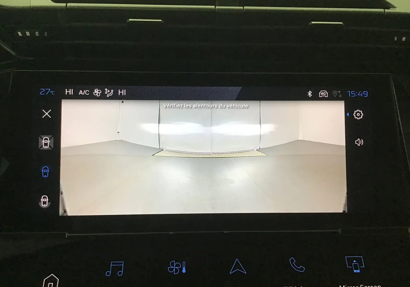 Écran de caméra 360 affichant une vue arrière dégagée dans un garage, Peugeot 308 gris Sellenium 2025.