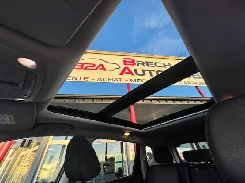 Vue intérieure du Nissan X-TRAIL noir intense 2018 avec toit ouvrant panoramique et sièges en tissu graphite