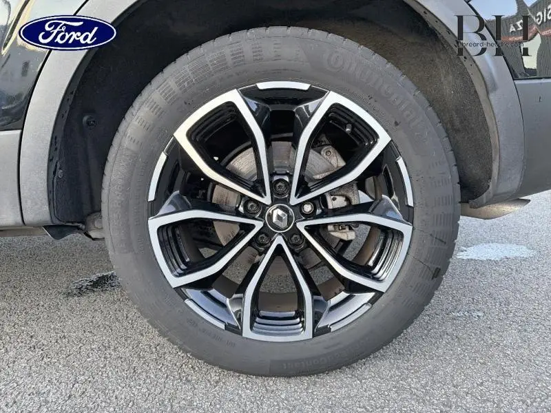 Gros plan sur la roue avant droite du Renault Kadjar noir étoilé, mettant en valeur la jante alliage noire et argentée.