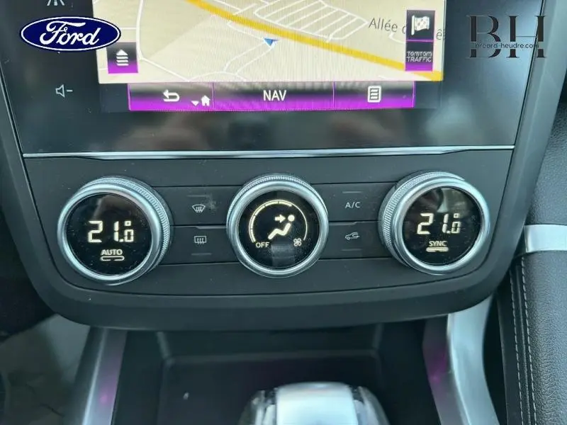 Vue rapprochée du tableau de bord noir étoilé du Renault Kadjar 2021, mettant en valeur les commandes de climatisation digitales.