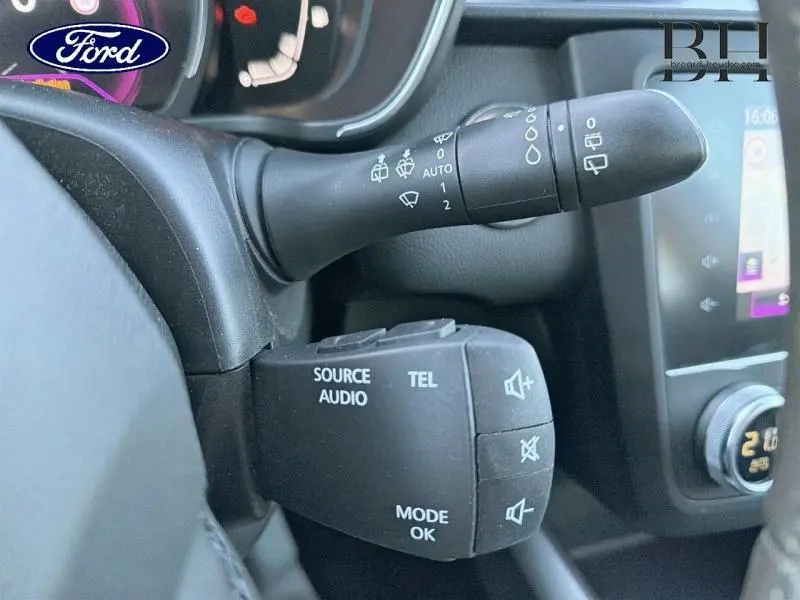 Gros plan sur la commande de régulateur et essuie-glace côté gauche du tableau de bord noir du Renault Kadjar noir étoilé 2021.