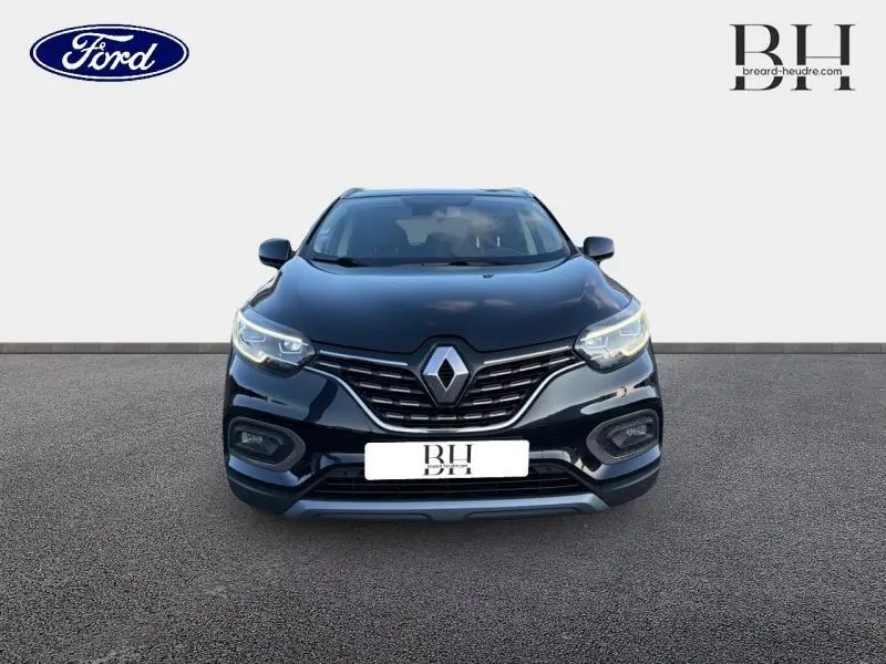 Vue avant du Renault Kadjar 1.3 TCe 140ch noir étoilé, avec calandre chromée et phares LED allumés.