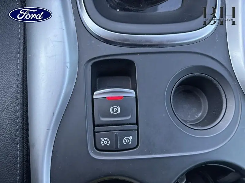 Gros plan sur la console centrale noire du Renault Kadjar 2021, avec commande frein à main électronique et porte-gobelets.